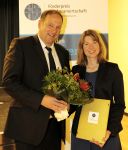 Dr. Ulrik Schlenz (HaGe) überreichte Jana Püttker den Preis (Bildquelle: Gabriel Poblete Young)