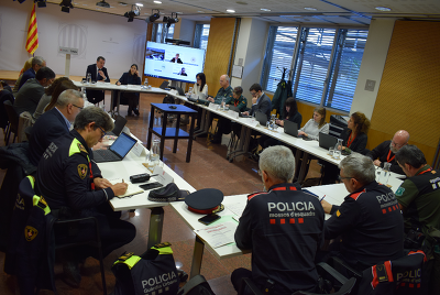 Besprechung mit Sicherheitskräften: 117 Mitarbeiter der Militärischen Notfalleinheit werden für die Überwachungsmaßnahmen im Gebiet Cerdanyola del Vallès eingesetzt (© Katalanische Regierung)