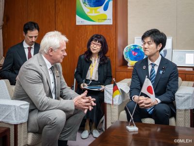 Bundesminister Alois Rainer im Gespräch mit seinem japanischen Amtskollegen Norikazu Suzuki © BMLEH